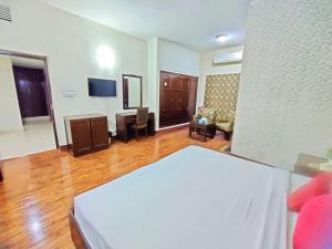 伊斯蘭堡的住宿－Margalla View Motel，一间带床和电视的客厅