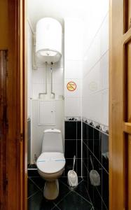 een kleine badkamer met een toilet en een licht bij Kvartirkoff na Levka Lukyanenko 3v in Kiev