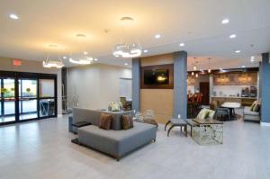 Posezení v ubytování Comfort Inn & Suites Houston I-45 North - IAH