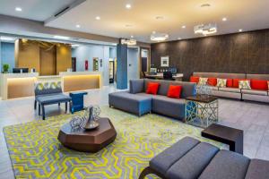 Posezení v ubytování Comfort Inn & Suites Houston I-45 North - IAH