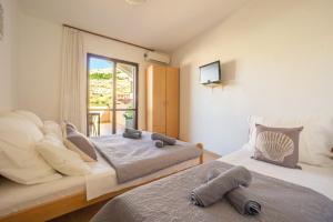 sypialnia z dwoma łóżkami z wypchanymi zwierzętami w obiekcie Apartment and Room Bacic w mieście Metajna
