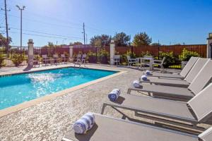 Bazén v ubytování Comfort Inn & Suites Houston I-45 North - IAH nebo v jeho okolí