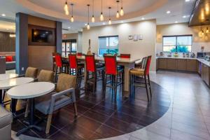 Kuchyň nebo kuchyňský kout v ubytování Comfort Inn & Suites Houston I-45 North - IAH