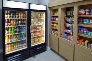 Supermarket nebo jiné obchody v  hotelu nebo okolí