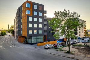 un grand bâtiment avec une voiture garée à côté d'une rue dans l'établissement W Apartments Uus-Hollandi with sauna, à Tallinn