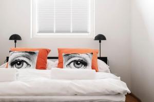una cama con una imagen de un ojo en ella en W Apartments Uus-Hollandi with sauna en Tallin