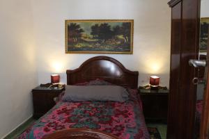 sypialnia z łóżkiem i 2 szafkami nocnymi z 2 lampami w obiekcie Casa Estrella de las nieves La Alpujarra w mieście Bérchules