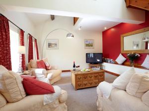 a living room with two couches and a tv at Rowan Cottage - Uk4187 in Hazlehead Bridge