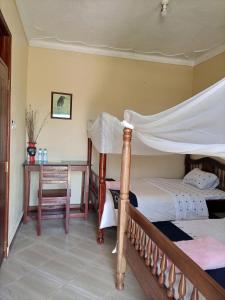 מיטה או מיטות קומותיים בחדר ב-Pross Residence