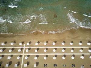 an overhead view of a beach with umbrellas and the ocean at Ella Elyra - Adults Only in Pelekas