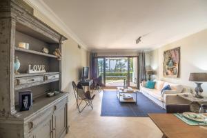 uma sala de estar com um sofá e uma mesa em 2156-Luxury apt in Cortesin golf with pool view em Casares