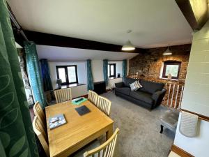 sala de estar con mesa y sofá en Rhossili's Retreat - AONB - Gower Rural Sleeps up to 6, en Swansea