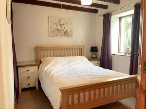 een slaapkamer met een groot bed en een raam bij Rhossili's Retreat - AONB - Gower Rural Sleeps up to 6 in Swansea