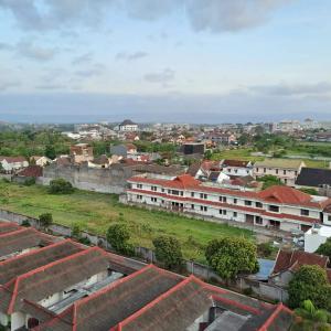 een luchtzicht op een stad met gebouwen bij Marda Room By Vivo Apartment in Yogyakarta