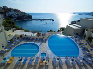 una vista sul tetto di una piscina con sedie e sull'oceano di Bali Beach and Sofia Village a Balíon