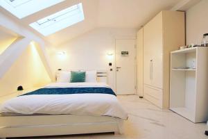 Postel nebo postele na pokoji v ubytování Lumiere Luxe Suites