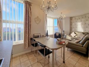 ein Wohnzimmer mit einem Tisch und einem Sofa in der Unterkunft The Beach House, Luxury Apartments in Blackpool