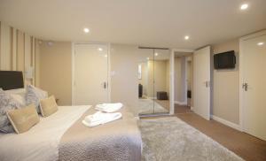 Телевизор и/или развлекательный центр в The Beach House, Luxury Apartments