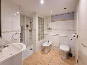 Ванная комната в The Beach House, Luxury Apartments