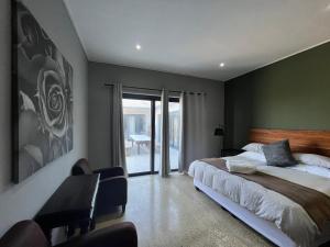 Un dormitorio con una cama grande y un balcón. en Indalo Eco Lodge, en Kenton on Sea 27 fotos más