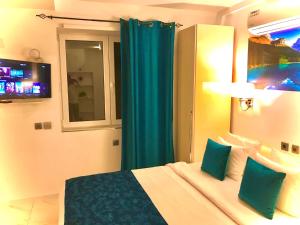 Postel nebo postele na pokoji v ubytování Lumiere Luxe Suites