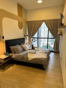 Entire Apartment in Kuala Lumpur في كوالالمبور: غرفة نوم بسرير كبير ونافذة كبيرة