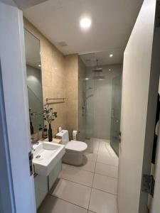 La salle de bains est pourvue de toilettes, d'un lavabo et d'une douche. dans l'établissement Entire Apartment in Kuala Lumpur, à Kuala Lumpur