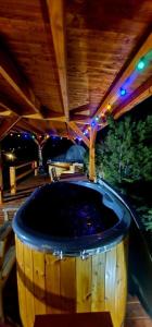 wanna z hydromasażem w pokoju z drewnianym sufitem w obiekcie Góralska Chata & Spa w Muszynie