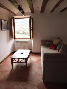 un soggiorno con un divano e un tavolino da caffè di Casa San Andres Del Valle a Estollo