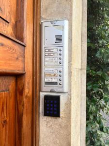 un dispositif électronique sur le côté du bâtiment dans l'établissement Madonna dei Monti, à Rome