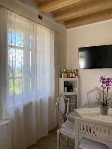 TV a/nebo společenská místnost v ubytování ROSETO HOLIDAYS AZZURRO