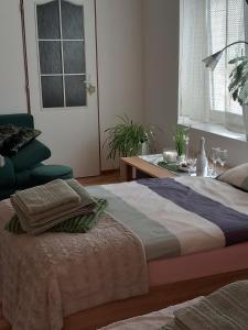 sypialnia z dużym łóżkiem i stołem w obiekcie Kapitula centrum w Bańskiej Bystrzycy