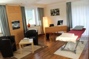 sala de estar con escritorio, cama y mesa en Hotel Heilbrunnen, en Jöhstadt