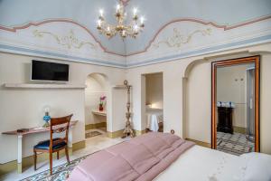 A bed or beds in a room at Palazzo Stunis - Dimora di Charme