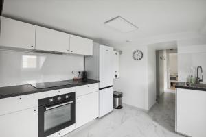 Kuchyňa alebo kuchynka v ubytovaní Le Montreuil- Versailles