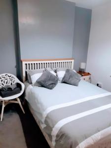 Postel nebo postele na pokoji v ubytování Cosy 3 bedroom home in centre of Brodick