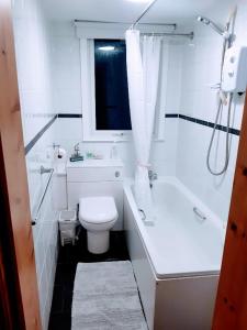 Koupelna v ubytování Cosy 3 bedroom home in centre of Brodick