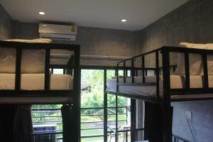 バーン・タイにあるYangyai Garden Lodgeの二段ベッド3組、窓が備わる客室です。