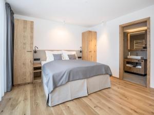 Una cama o camas en una habitación de All-Suite Resort Paznaun inklusive Silvretta Premium Card