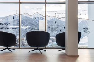 una sala de conferencias con sillas y vistas a las montañas en harry's home hotel & apartments, en Telfs