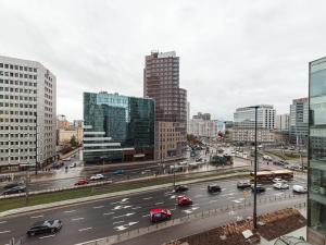 uma movimentada rua da cidade com carros numa auto-estrada em Sliska apartment Warsaw em Varsóvia