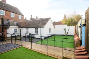 una pista de tenis en el patio trasero de una casa en Pass the Keys Cosy flat in the Town Centre en Sleaford