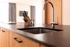 Una cocina o cocineta en All-Suite Resort Paznaun inklusive Silvretta Premium Card