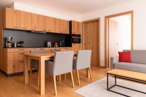 Una cocina o cocineta en All-Suite Resort Paznaun inklusive Silvretta Premium Card