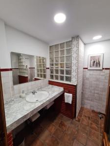 HARO EXPERIENCE في هارو: حمام مع حوض ومرآة كبيرة