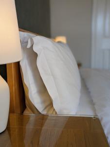 una almohada sentada en una mesa junto a una lámpara en Clarence House en Keswick