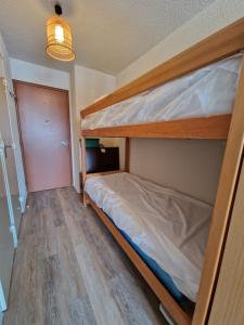 1 Schlafzimmer mit 2 Etagenbetten und einem Schrank in der Unterkunft Boost Your Immo Risoul Le Diamant 823 in Risoul