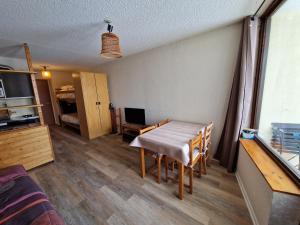 Zimmer mit Esstisch und Schlafzimmer in der Unterkunft Boost Your Immo Risoul Le Diamant 823 in Risoul