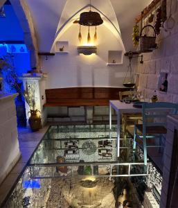een kamer met een aquarium in het midden van een kamer bij c’eSt la Vie aPulia in Fasano