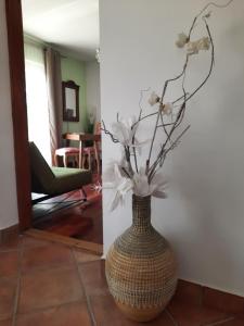 een vaas met witte bloemen in een kamer bij Villa Neroli in Krk